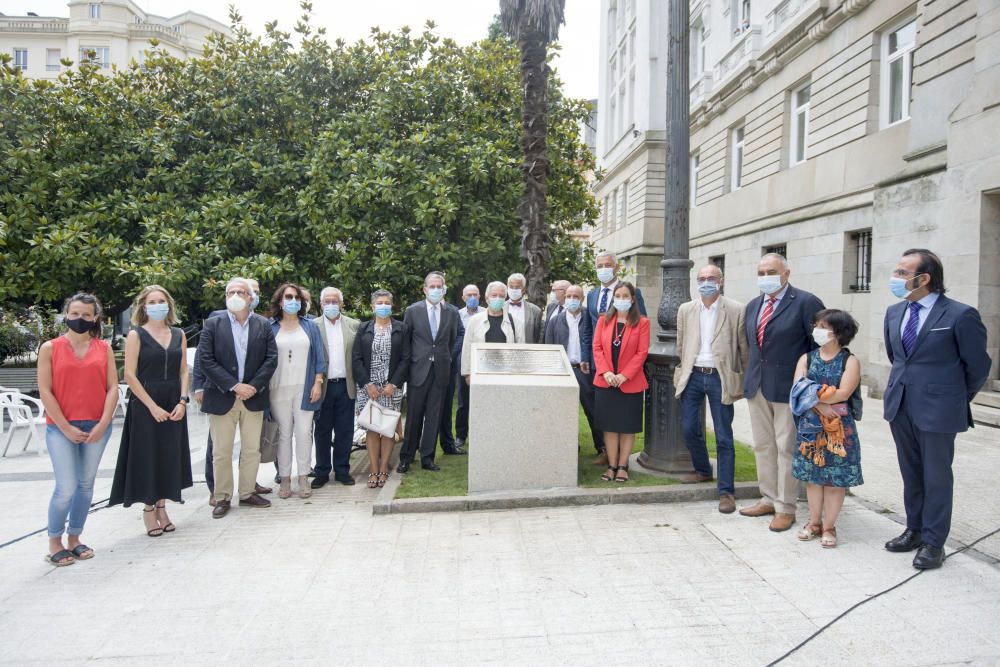 Unha placa na praza de Galicia conmemora a primeira sentencia en galego