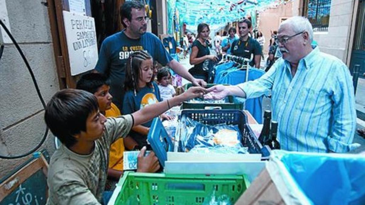 Aprendices 8 Los niños de la calle de la Llibertat venden camisetas.