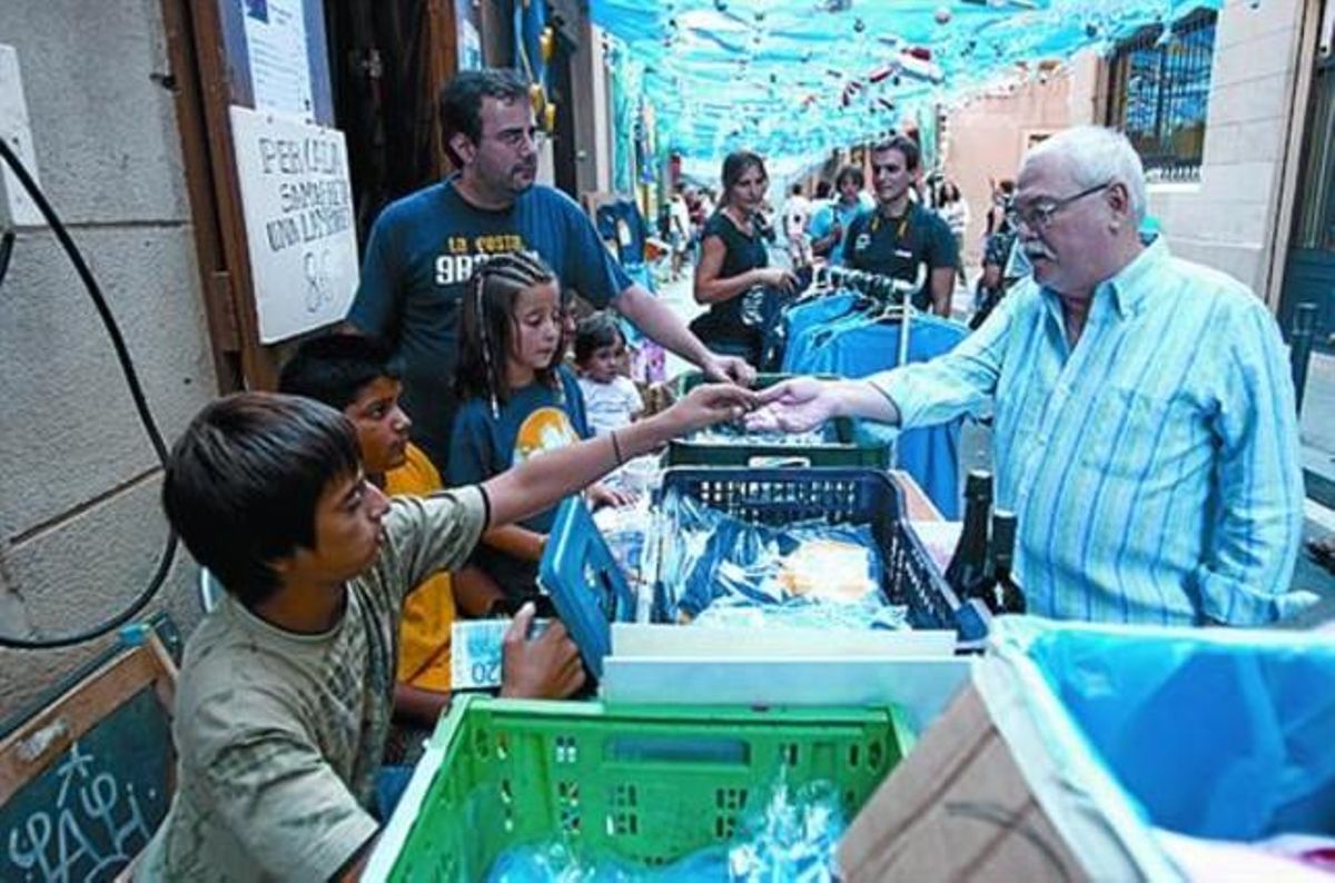 Aprenents 8 Els nens del carrer de la Llibertat venen samarretes. Aprenents 8 Els nens del carrer de la Llibertat venen samarretes.