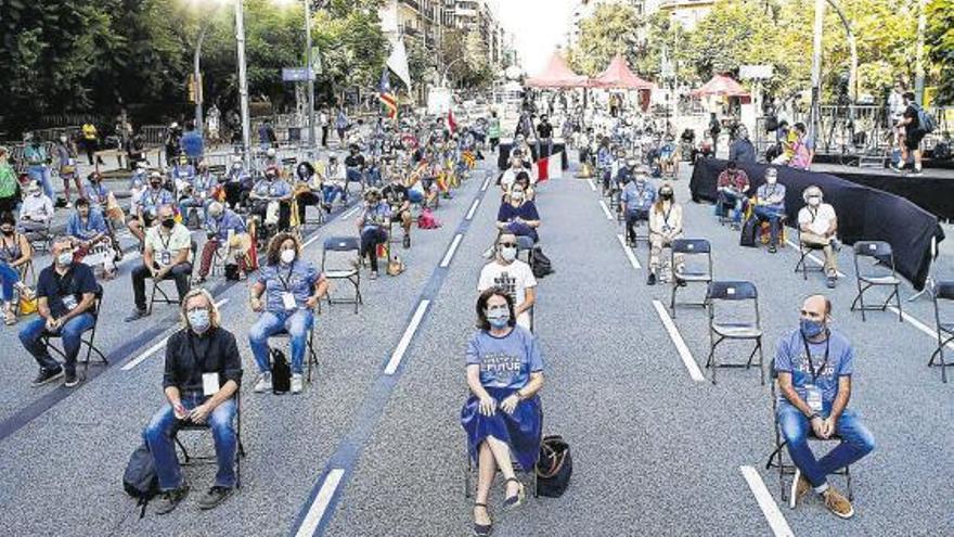 Paluzie (en el centro) y Marcel Mauri, de Òmnium Cultural (a la derecha), en el acto central de la Diada.