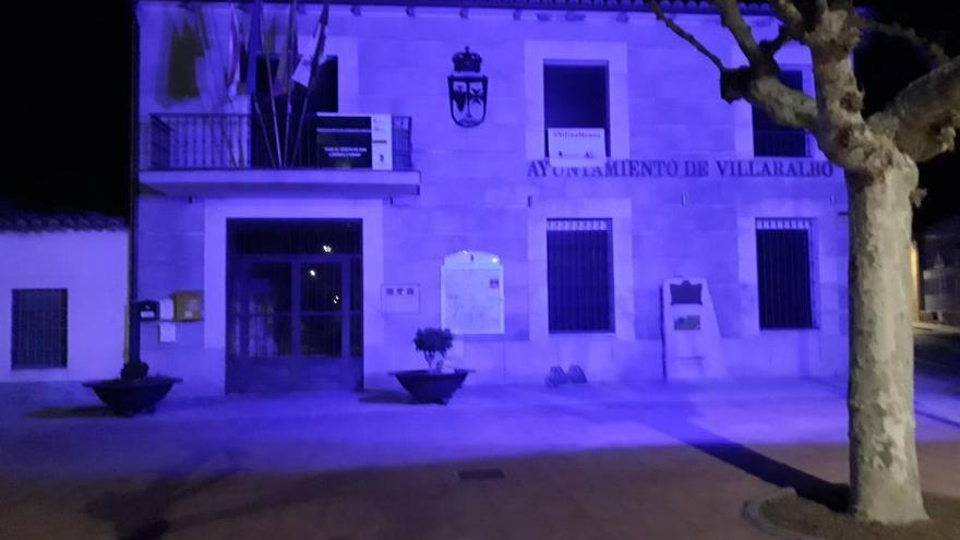 Ayuntamiento de Villaralbo iluminado de azul