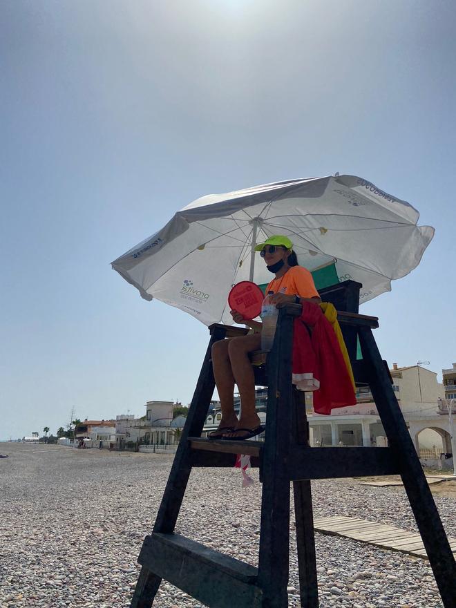 María Miralles vigila desde &#039;atalaya&#039; en la playa de Moncofa provista de una botella de agua.