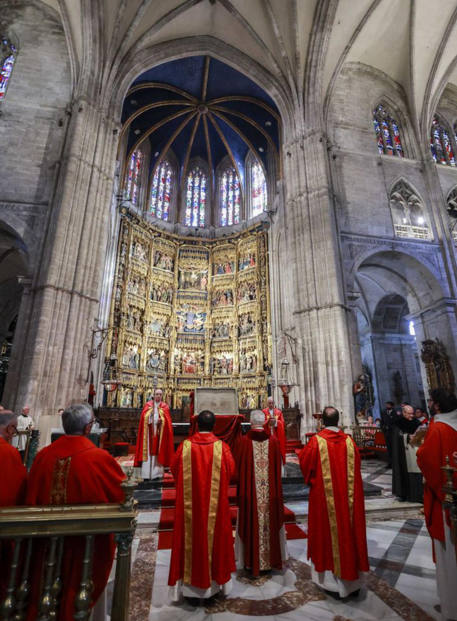 Los sacerdotes durante el descubrimiento del Santo Sudario.