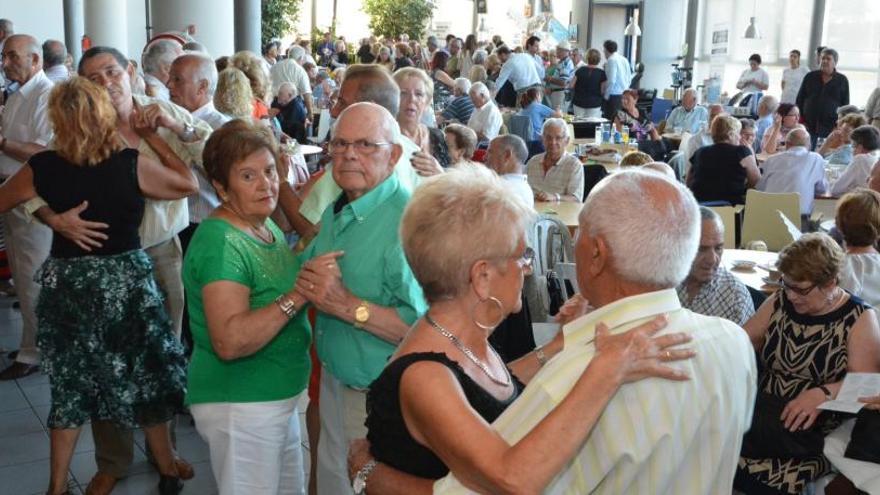 imagen de un baile organizado por las casas de la tercera edad de Torrevieja en el Centro Municipal de Ocio/ Tony Sevilla