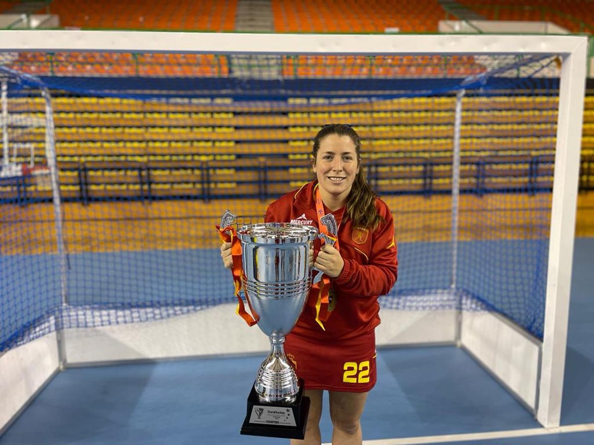 Ainoa Civera con el trofeo