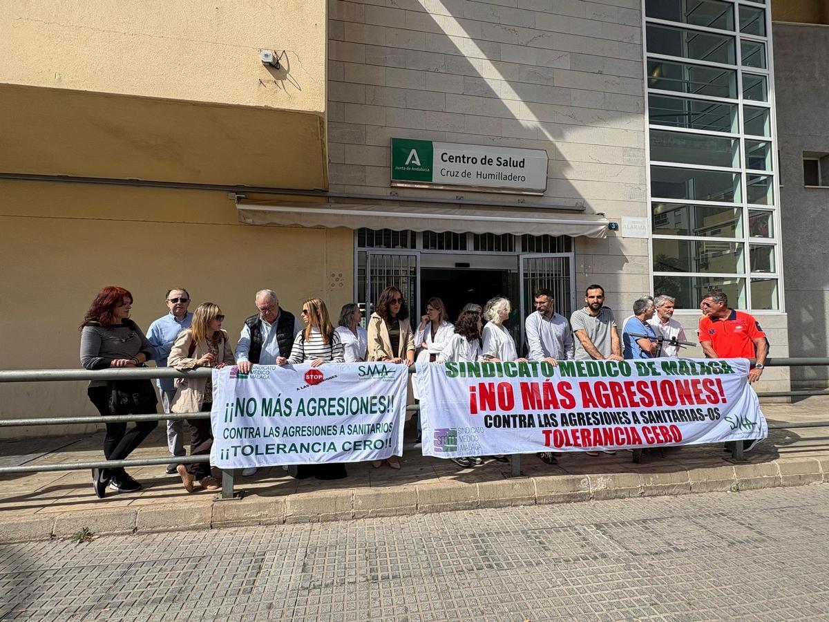 Concentración de este viernes 17 de abril del Sindicato Médico de Málaga en el centro de salud Cruz de Humilladero.