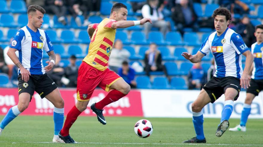 Pol Roigé intenta frenar a Óscar Díaz, el pasado sábado en el derbi ante el Alcoyano