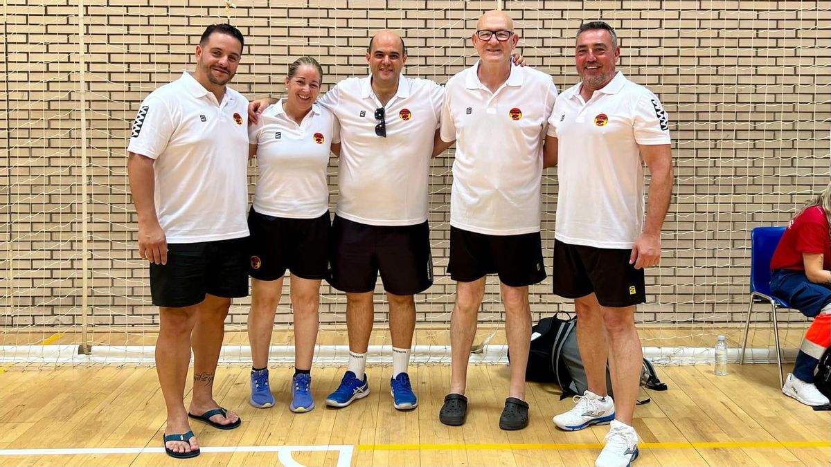 Miembros y fundadores del Triana Balonmano Vivero. De izquierda a derecha: Víctor Salas, Ana Oliva, Juan Pedro Lama, Juan de Dios Gómez y Marcos Carrasco