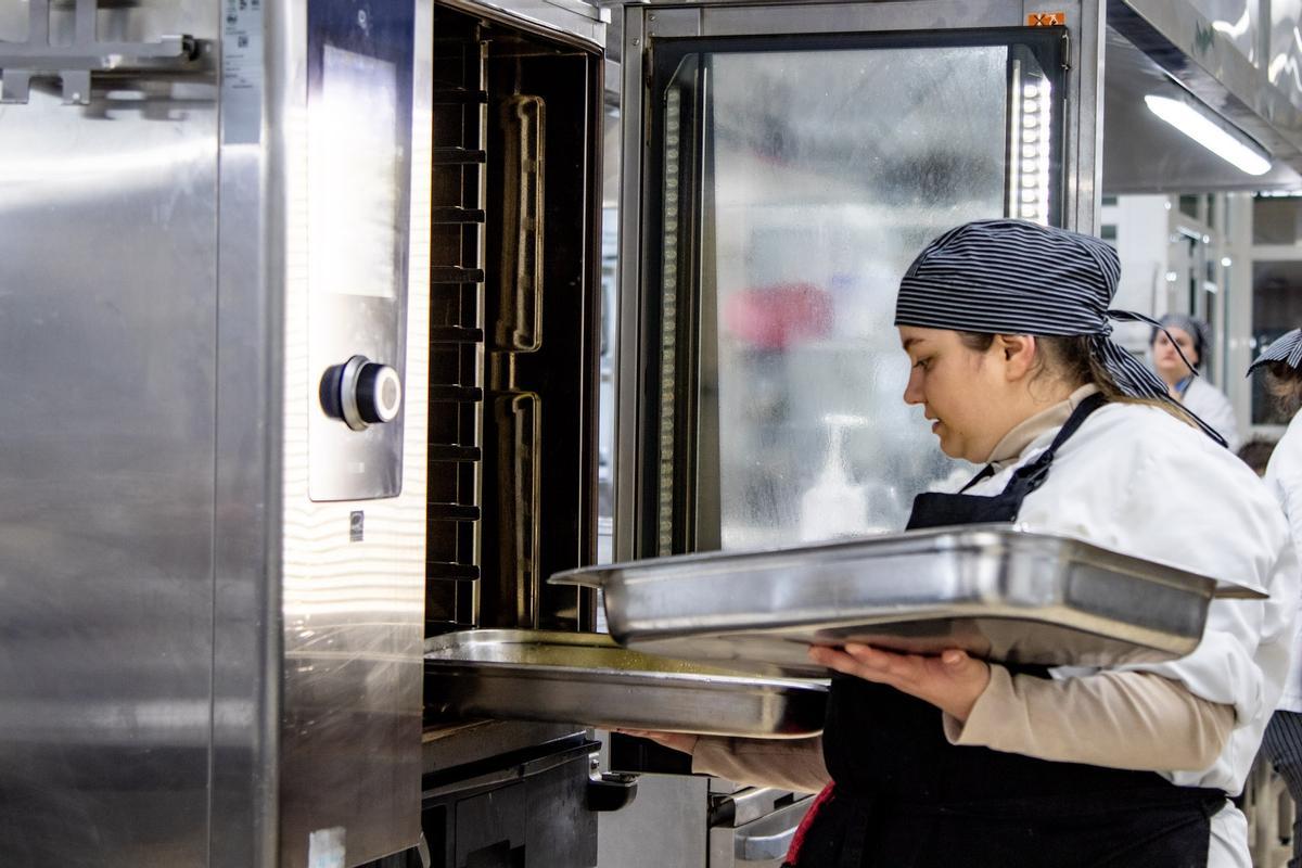 Un alumna de una escuela de hostelería de Galicia.