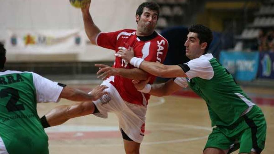 Fran González se prepara para lanzar a portería ante el Huesca. // Jesús de Arcos