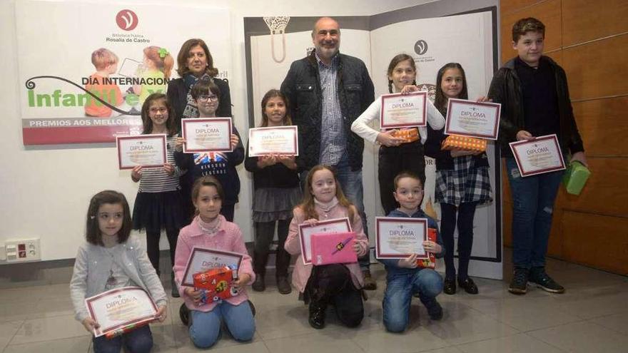 Los niños premiados por su fidelidad como lectores de la Biblioteca Municipal de Vilagarcía. // Noé Parga