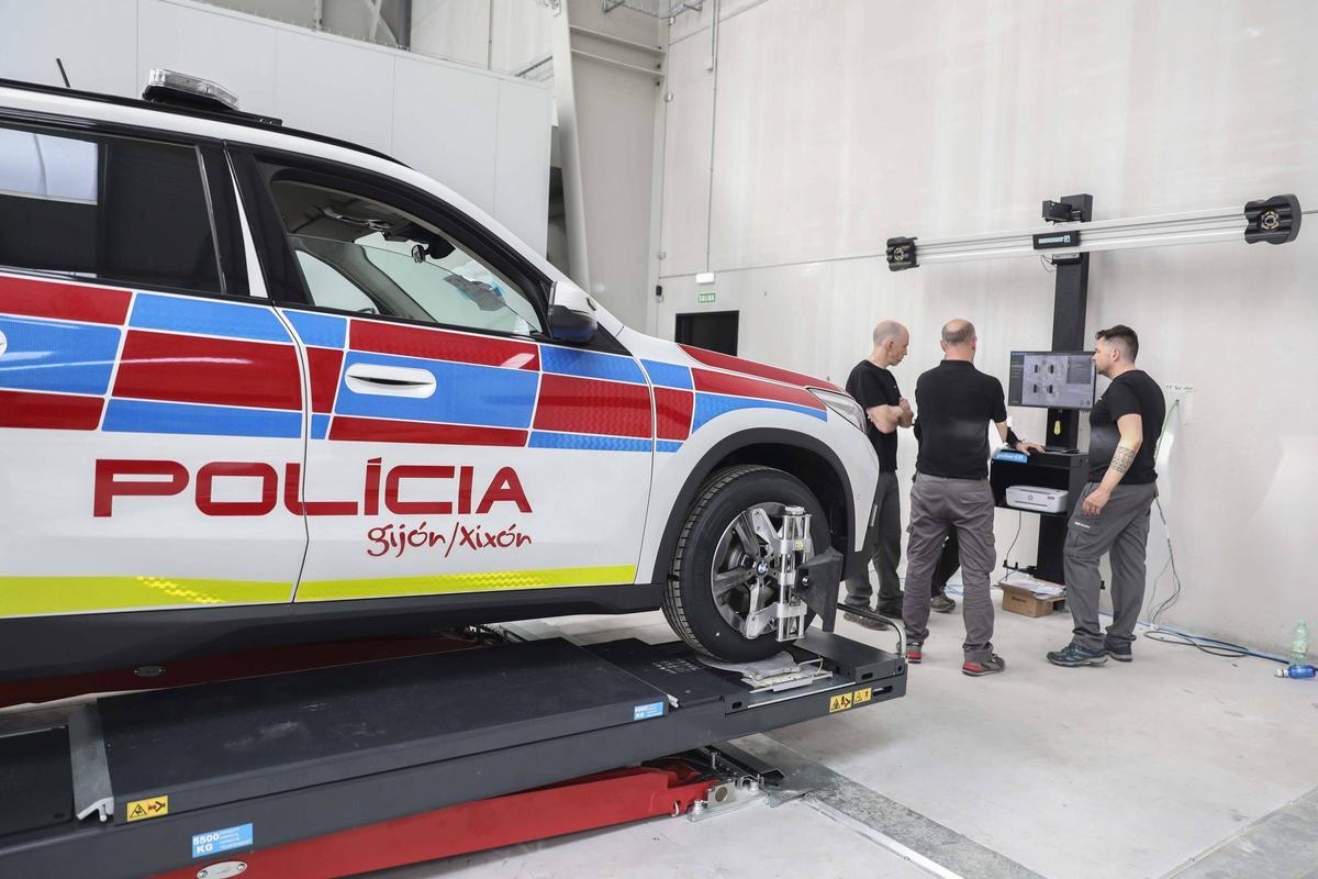 Operarios alineando las ruedas de un vehículo