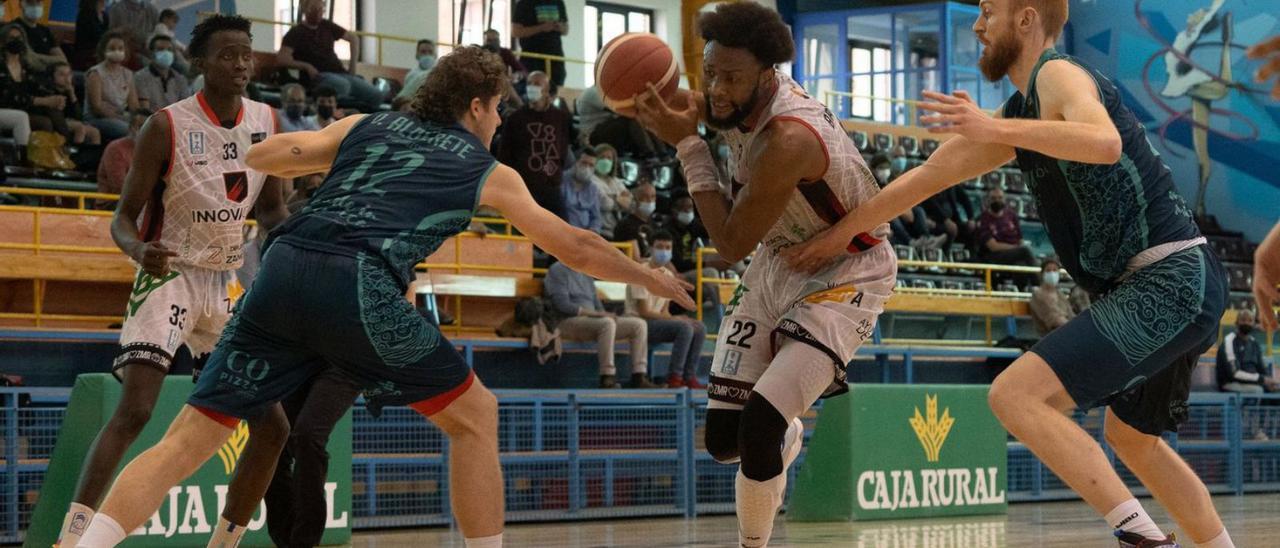 Bakumanya trata de superar a dos jugadores del Hestia Menorca en el Ángel Nieto.