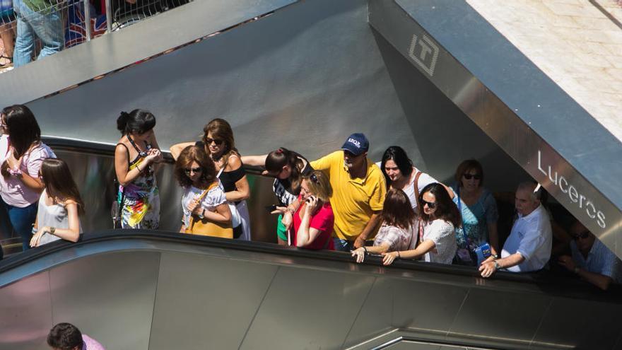 Varias personas salen de la parada del TRAM en Luceros durante las pasadas fiestas de Hogueras.