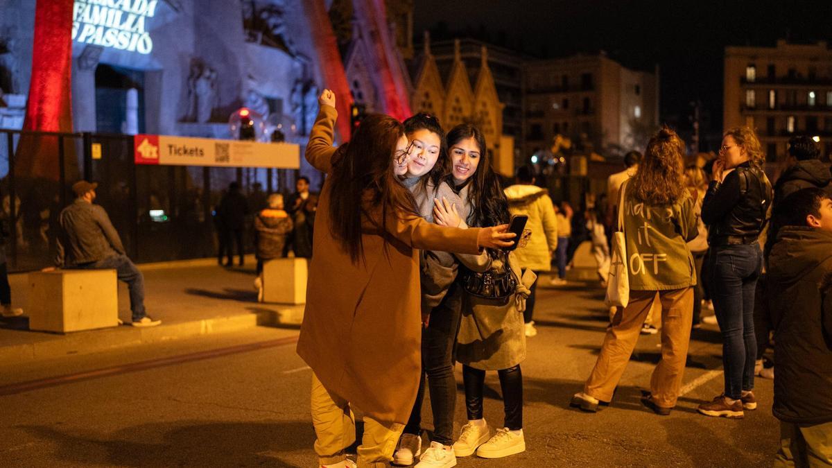 Iluminación de la Fachada de la Pasión de la Sagrada Familia por la Semana Santa