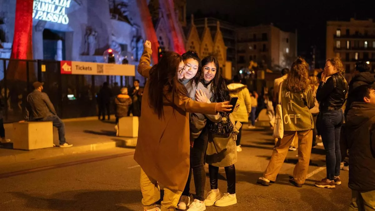 Así es el espectáculo de luz en la fachada de la Pasión de la Sagrada Família por Semana Santa