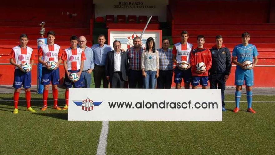 Arriba, un momento de la presentación. Abajo, detalle posterior de la equipación de Tercera.