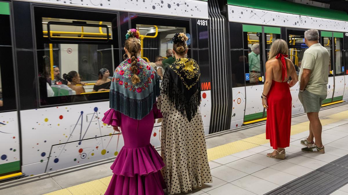 Usuarios en el Metro de Málaga durante la Feria