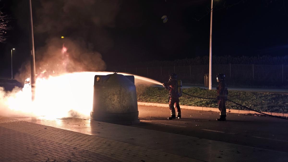 Bomberos sofocan el incendio de un contenedor quemado estos días en El Algar