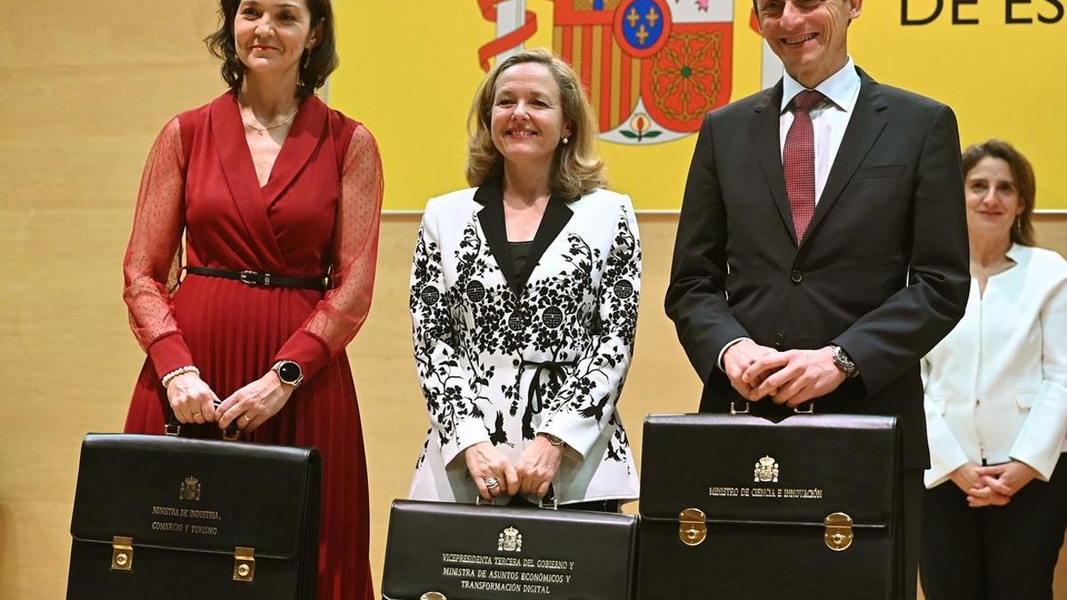 La ministra de Industria, Comercio y Turismo, Reyes Maroto; la vicepresidenta tercera del Gobierno y ministra de Asuntos Económicos y Transformación Digital, Nadia Calviño; y el ministro de Ciencia e Innovación, Pedro Duque