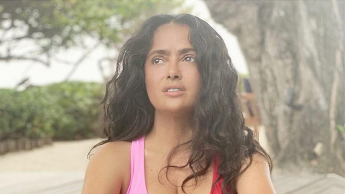 El posado de Salma Hayek en bañador con su pelo rizado al natural