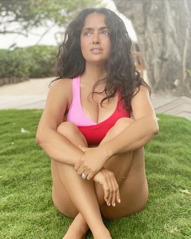 El posado de Salma Hayek en bañador con su pelo rizado al natural