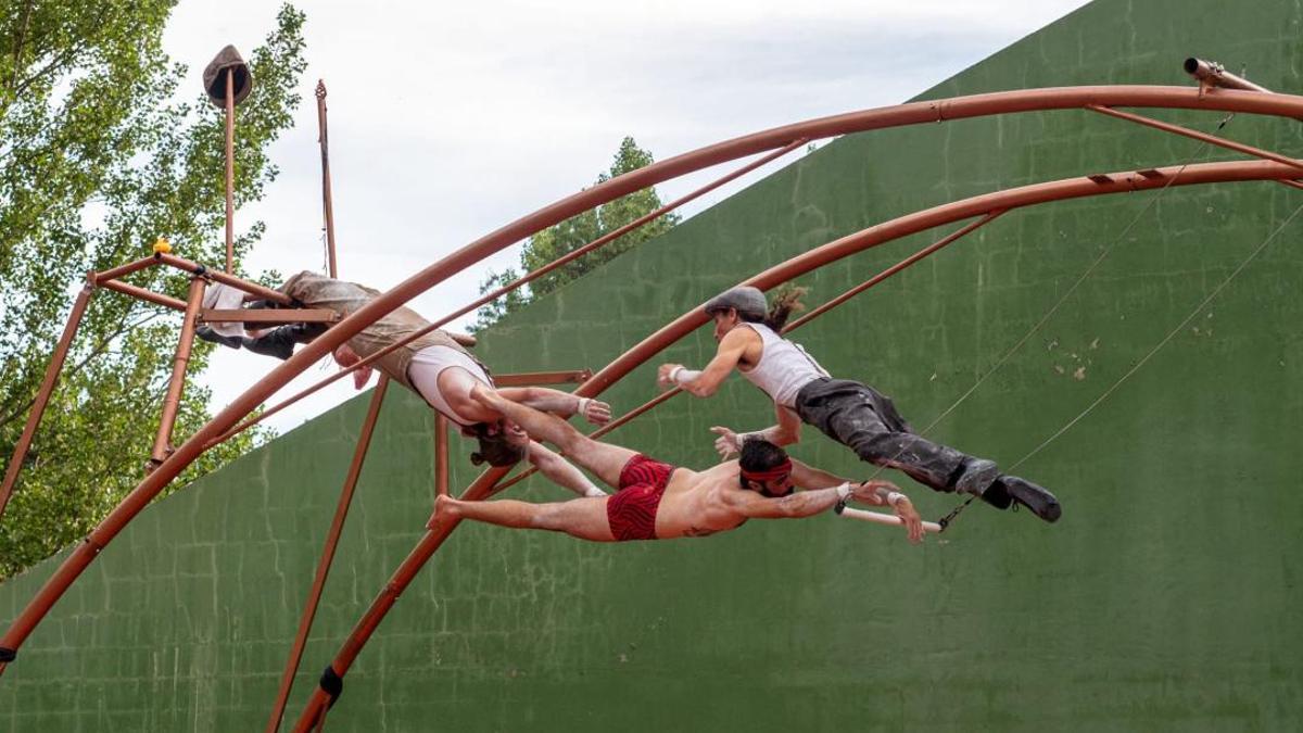 La compañía Kanbahiota Circus interpretando 'Volando vengo', la cual presentarán en Orpesa.