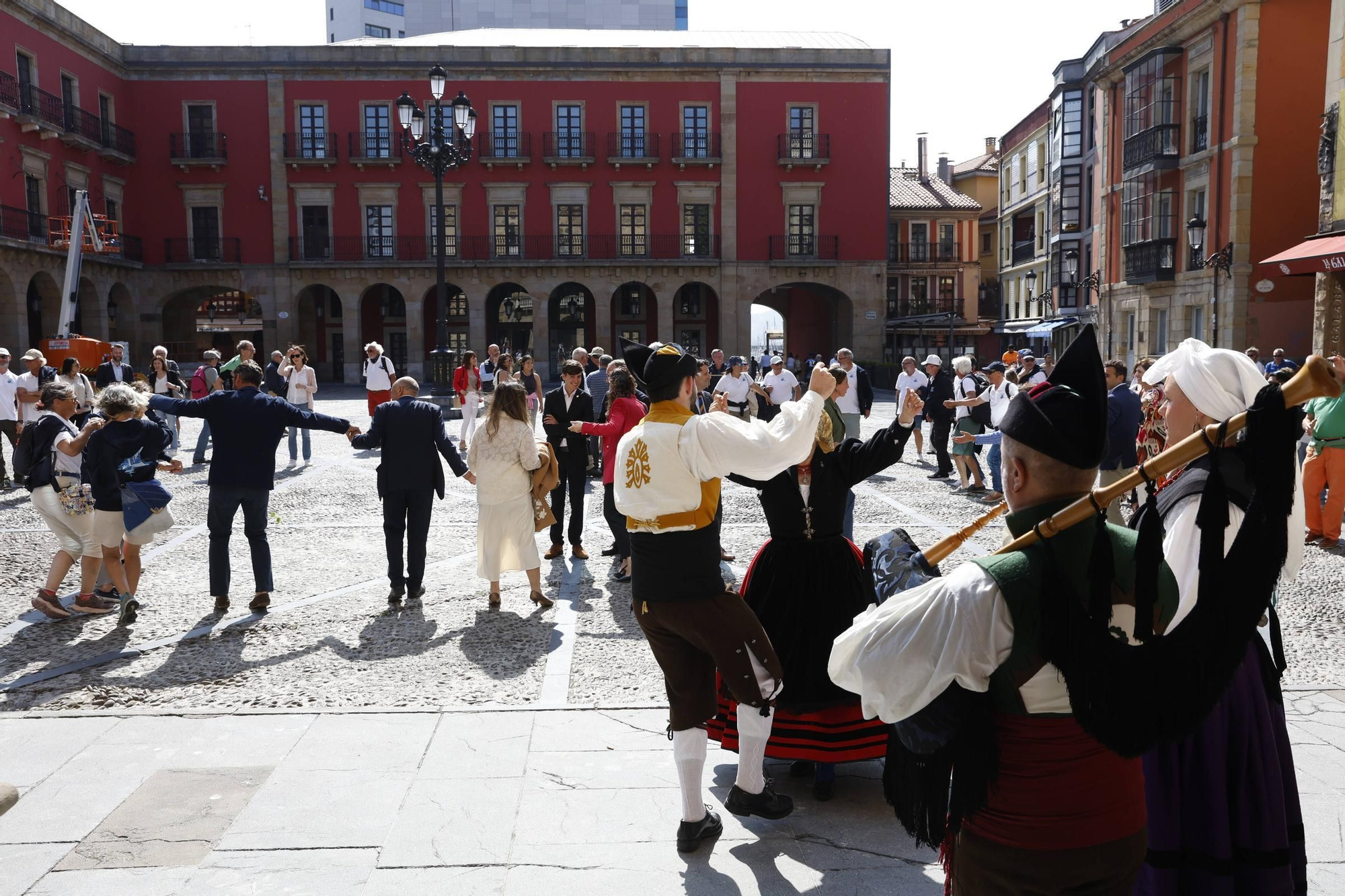 Gijón fija la colaboración entre los municipios del Camino de Santiago por mar en el norte de España (en imágenes)