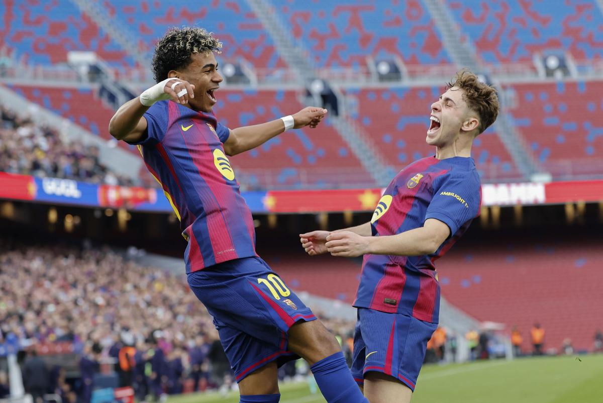 El delantero del Barcelona Lamine Yamal celebra su gol contra el Villarreal, durante el partido de la jornada 26 de LaLiga entre el Barcelona y el Villarreal, este sábado en el estadio Spotify Camp Nou en Barcelona.-Toni Albir