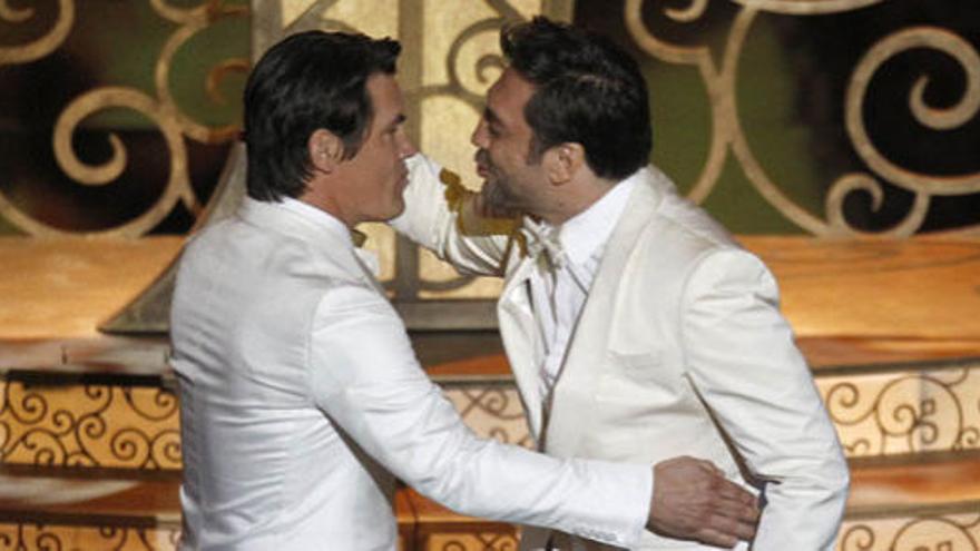 Javier Bardem y Josh Brolin se dieron un beso en la gala de los Oscars.
