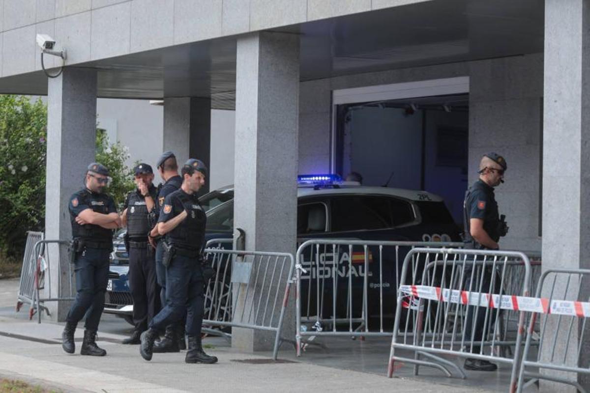 Despliegue policila en el exterior de la Comisaría de Policía Nacional de v<ilagarcía.