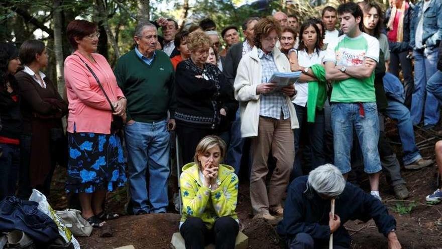 Carmen García-Rodeja, leyendo una carta de familiares del comandante Moreno durante la exhumación de sus restos.