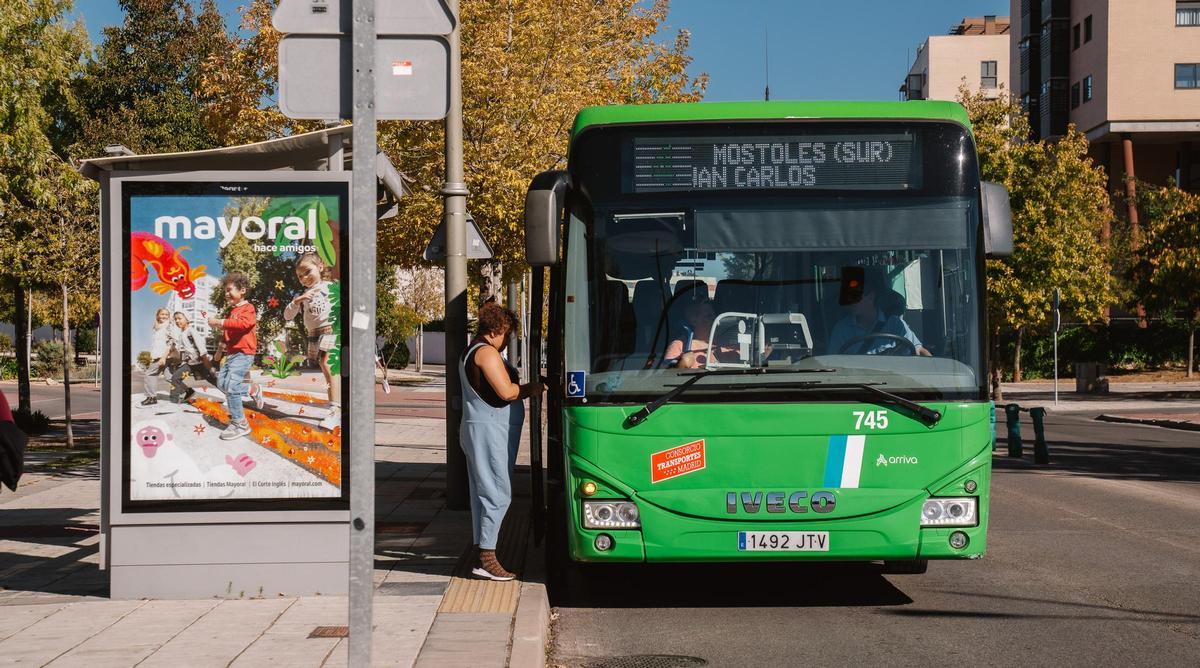 30.09.2024. MADRID. Imagen de autobuses interurbanos en Móstoles, Madrid. Foto: Alba Vigaray