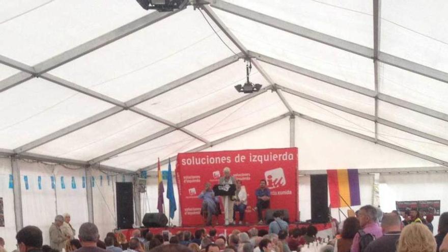 Asistentes al acto político, durante una de las intervenciones.