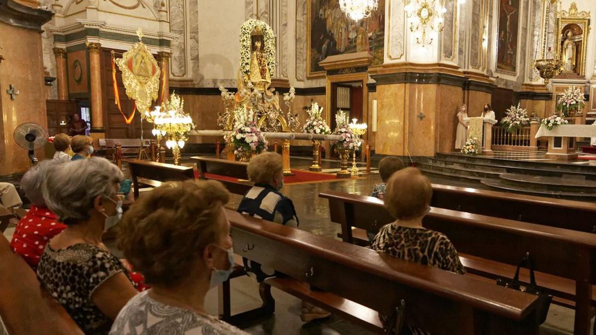 La patrona de Vila-real recibió un emotivo homenaje en forma de poesía y música en la iglesia arciprestal.