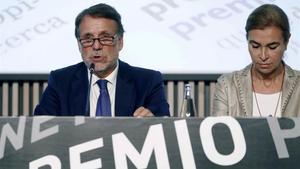 El presidente de Planeta, José Creuheras, y Carmen Posadas, miembro del jurado del premio.