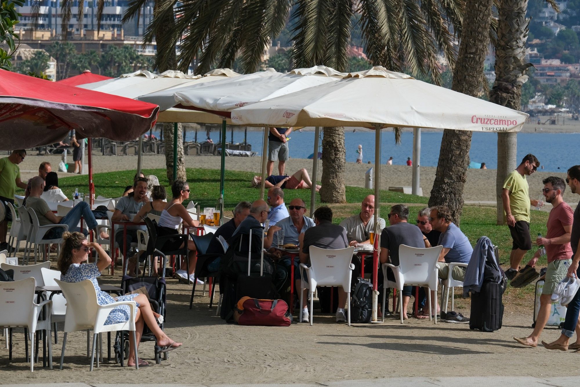 Inusual inicio del puente de Todos los Santos en la playa en Málaga