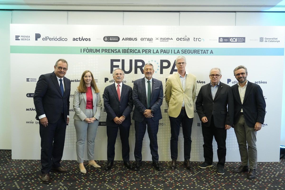 Albert Sáez, director de EL PERIÓDICO; Roser Roca Toha, managing director y CEO de Airbus GeoTech; Luis Furnells, presidente ejecutivo de Grupo OESÍA; Miquel Sàmper, Conseller dEmpresa i Treball; Martí Saballs, director de contenidos económicos de Prensa Ibérica; Jordi Valls, cuarto teniente de Alcaldía del área de economía, hacienda y promoción económica del Ajuntament de Barcelona, y Aitor Moll, consejero delegado de Prensa Ibérica.