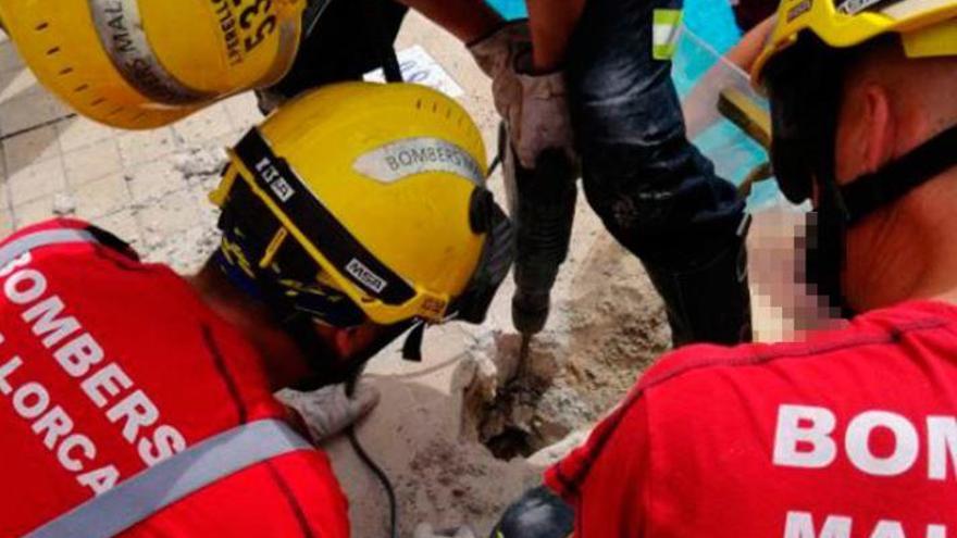 Die Feuerwehr beim Rettungseinsatz des kleinen Jungen