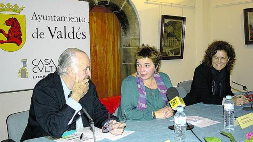 El presidente de Unicef-Asturias, Ángel Naval; Rosa Cañizares, concejala de Asuntos Sociales, y Gloria Fernández, ayer, en Luarca.