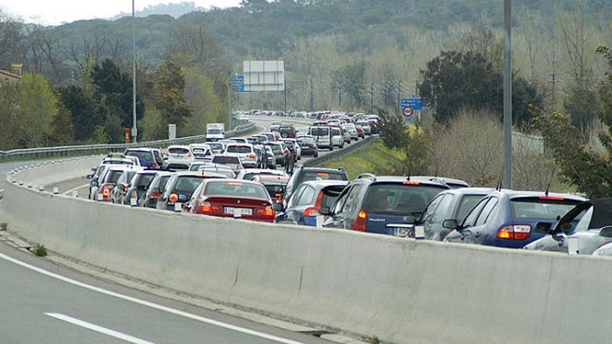 Les carreteres d&#039;accés a la Costa Brava, al Baix Empordà, anaven ahir carregades de cotxes.