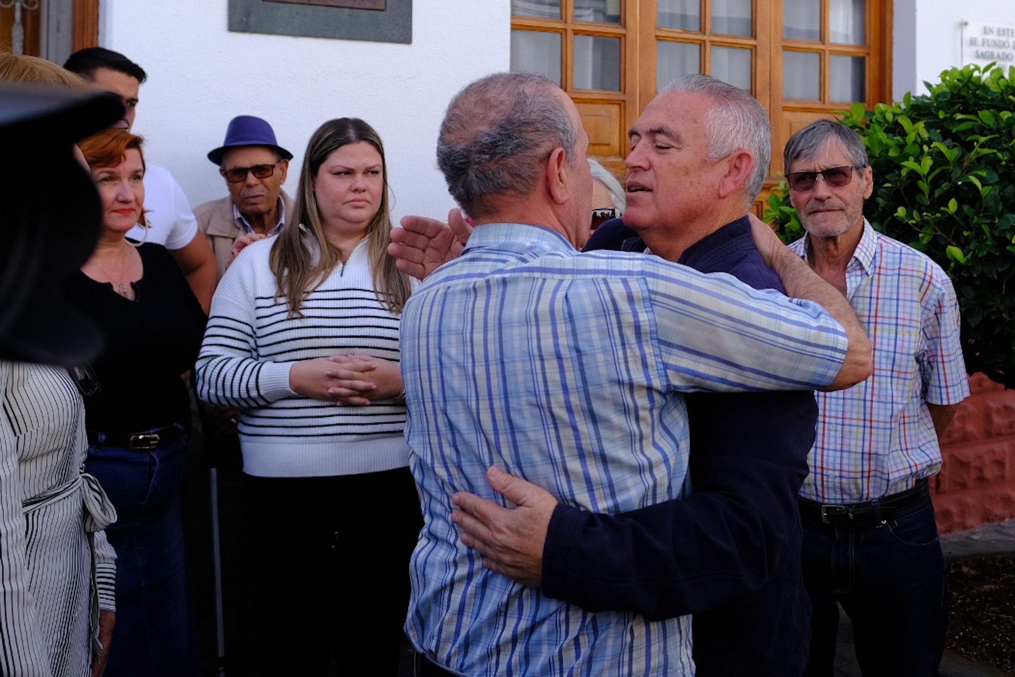 Minuto de silencio y último adiós a la mujer asesinada en La Aldea