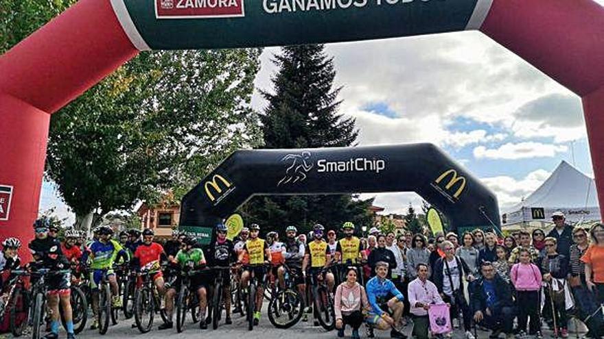 Ricobayo da muestras de solidaridad, a pie y en bici, en la Marcha de la Rosca