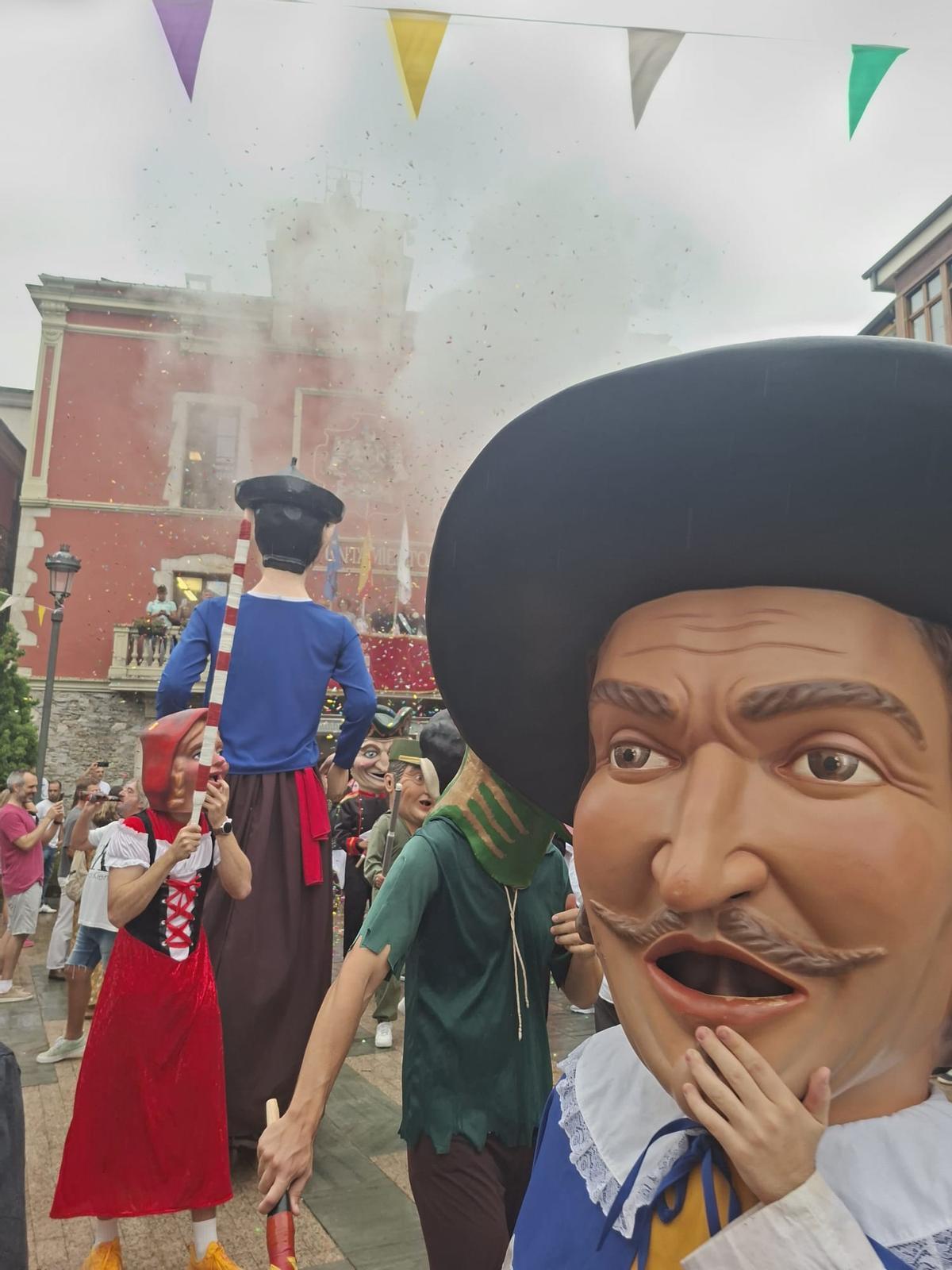 En imágenes: Así fue el chupinazo de las fiestas de Nuestra Señora de la Barca y San Roque En imágenes: Así fue el chupinazo de las fiestas de Nuestra Señora de la Barca y San Roque
