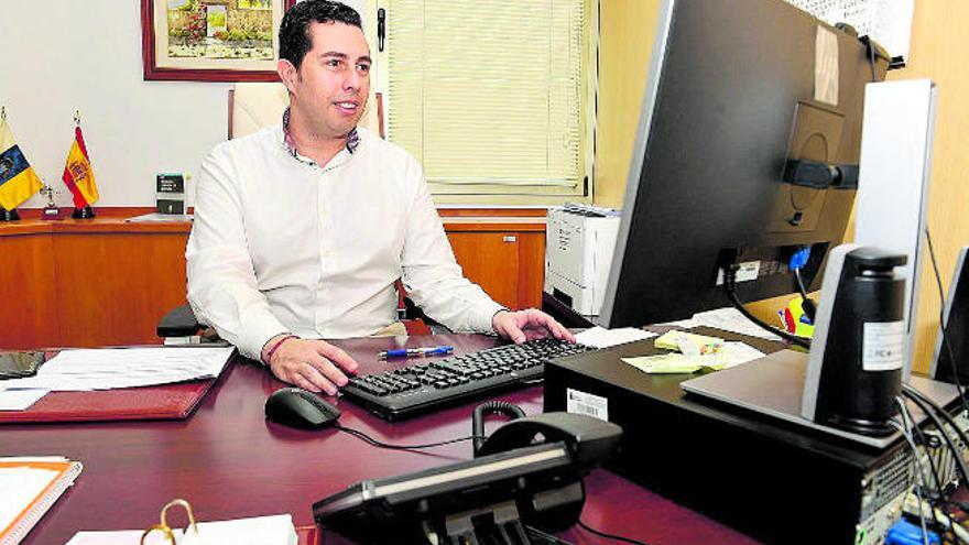 El director general de Trabajo del Gobierno de Canarias, Alejandro Ramos, en su despacho