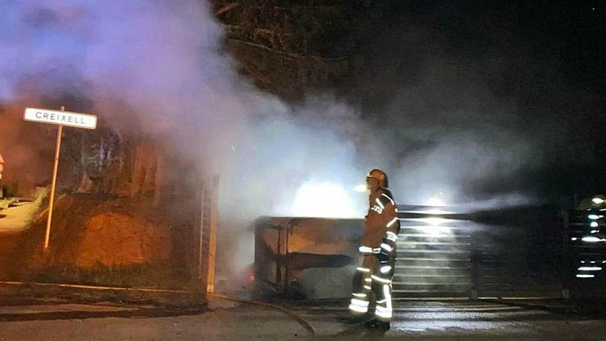 Els Bombers de la Generalitat van haver d&#039;intervenir en l&#039;espectacular incendi als contenidors de Creixell.