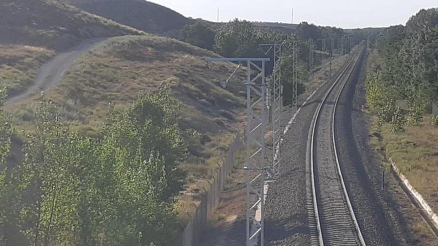 Adif comienza a instalar postes de catenaria entre Teruel y Zaragoza