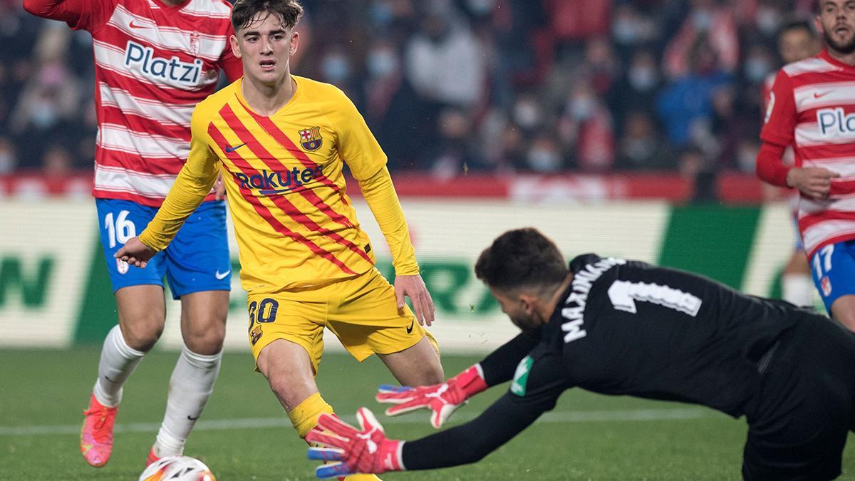 El futuro del Barça está asegurado: La espectacular puntería de Gavi recogiendo el material