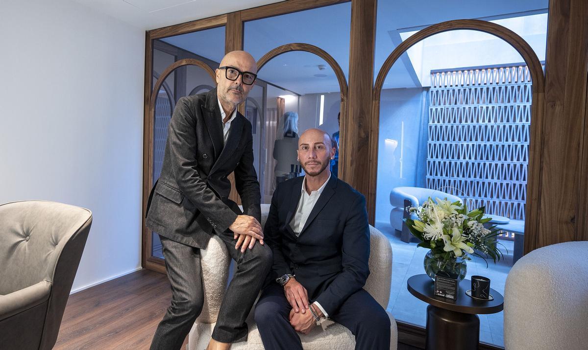 Barcelona. 26.05.2025. Gente. Rossano Ferretti, uno de los mejores peluqueros del mundo, se instala en el renovado Hotel Miramar de Montjuïc. En la foto, junto a Antonio, uno de sus estrechos colaboradores . Fotografía de Jordi Cotrina