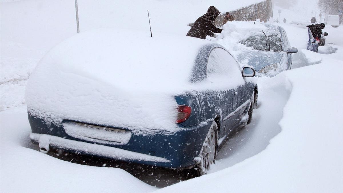 La nevada caída durante las últimas 24 horas ha causado numerosos problemas en la capital abulense.